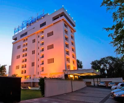 https://imgcld.yatra.com/ytimages/image/upload/t_hotel_yatra_city_desktop/v1432103045/Domestic Hotels/Hotels_Ahmedabad/Hotel Sarovar Portico/Night_View.jpg